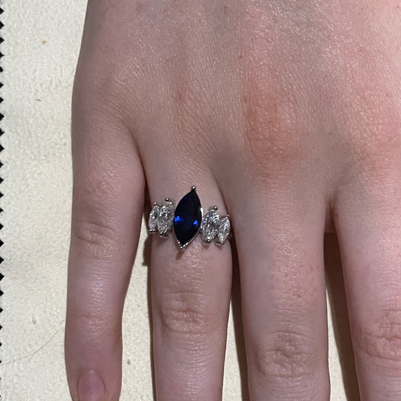 2.36ct Marquise Sapphire & 1.6ct Moissanite Ring - Picture 4 of 6